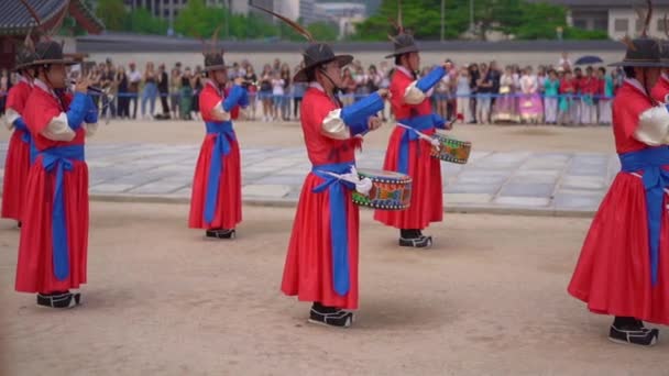 Seul, Güney Kore - 28 Ağustos 2019: Gyeongbokgung Sarayı 'nda Kraliyet Muhafızlarının değiştirilmesi töreni. Yavaş çekim. — Stok video