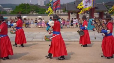 Seul, Güney Kore - 28 Ağustos 2019: Gyeongbokgung Sarayı 'nda Kraliyet Muhafızlarının değiştirilmesi töreni. Yavaş çekim.