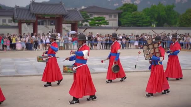 Сеул, Південна Корея - 28 серпня 2019: Церемонія зміни Королівської гвардії в палаці Кьонбокгун. Стріляй повільніше — стокове відео