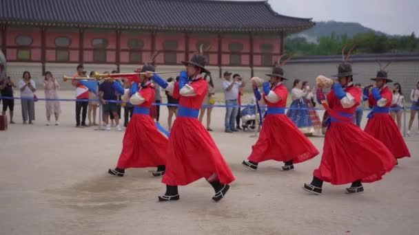 Soul, Jižní Korea - 28. srpna 2019: Slavnostní přestavba Královské gardy v paláci Gyeongbokgung. Zpomalený záběr — Stock video