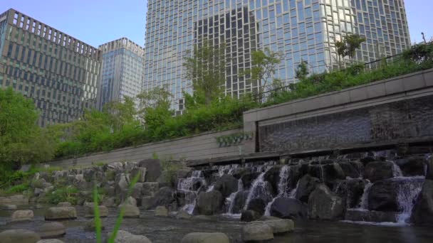 Cheonggyecheon stream in seoul, Südkorea ist das Ergebnis eines massiven Stadterneuerungsprojekts. Zeitlupenschuss — Stockvideo