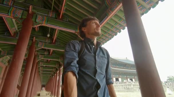 Selfie video. Mladý muž turista navštíví starobylý palác v Soulu v Jižní Koreji. Koncept cestování do Koreje. Snímek zpomalení — Stock video