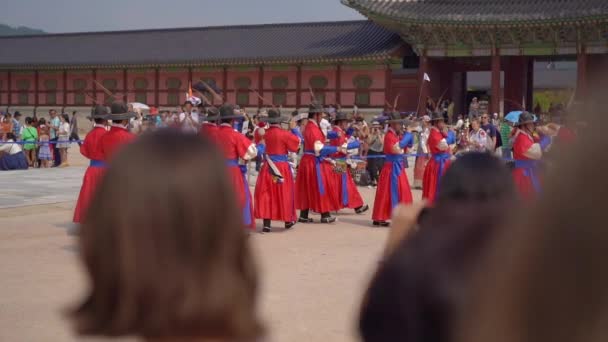 SEOUL, Coréia do Sul - 28 de agosto de 2019: Cerimônia de mudança da Guarda Real no palácio Gyeongbokgung. Tiro em câmara lenta — Vídeo de Stock