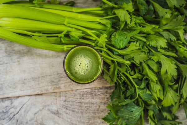 Selderijsap, Gezond Drinken, bos selderij op een houten achtergrond — Stockfoto