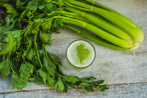 Selderijsap, Gezond Drinken, bos selderij op een houten achtergrond — Stockfoto