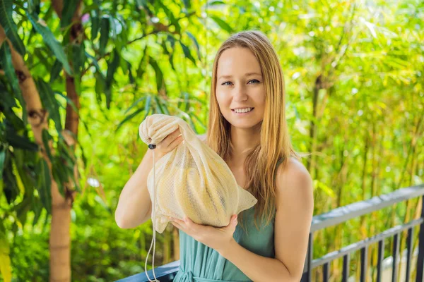 Банана в сумці з багаторазовим використанням в руках молодої жінки. Нульова концепція відходів, пластикова концепція. Здорова їжа і детоксикація. Літні фрукти — стокове фото
