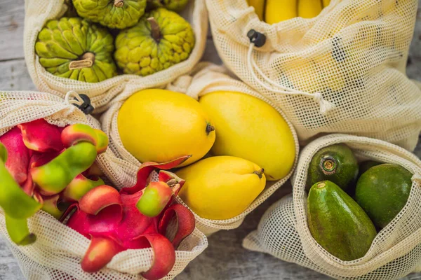 Fruit in a reusable bag on a stylish wooden kitchen surface. Zero waste concept, plastic free concept. Healthy clean eating diet and detox. Summer fruits — ストック写真