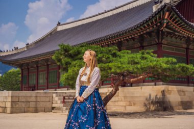 Gyeongbokgung Sarayı 'nda, Hanbok Ulusal Kore elbiseli genç beyaz kadın turist. Kore konseptine seyahat. Ulusal Kore giysileri. Turistler için eğlence - Kore 'de deneniyor