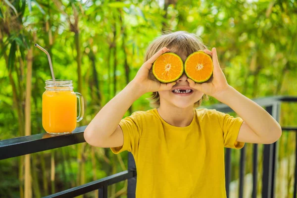 Chico divertido con naranjas en lugar de ojos — Foto de Stock