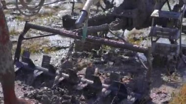 Güneydoğu Asya 'daki çiftçiler el traktörü kullanarak pirinç tarlası sürüyorlar. Asya 'ya seyahat. Yavaş çekim videosu