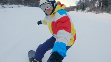 Bir adam kayak pistinde snowboard 'a biniyor. Kış tatili konsepti