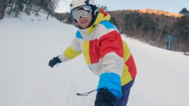Bir adam kayak pistinde snowboard 'a biniyor. Kış tatili konsepti
