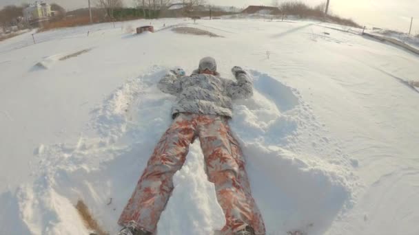 Een jongeman en zijn zoontje hebben plezier in de sneeuw na een grote sneeuwval. Winterconcept. Langzame schot — Stockvideo