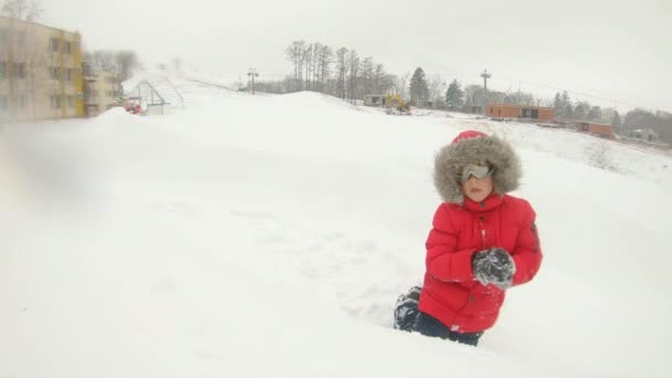 Ένας νεαρός άνδρας και ο μικρός γιος του διασκεδάζουν σε ένα χιόνι που περιβάλλει μετά από μια μεγάλη χιονόπτωση. Χειμερινή ιδέα. Σφηνάκι αργής κίνησης — Αρχείο Βίντεο