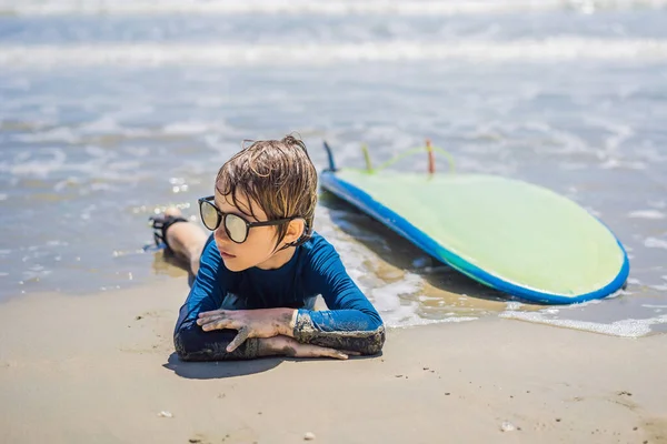 Giovane surfista, felice giovane ragazzo in spiaggia con tavola da surf — Foto Stock