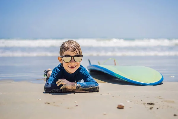 Giovane surfista, felice giovane ragazzo in spiaggia con tavola da surf — Foto Stock