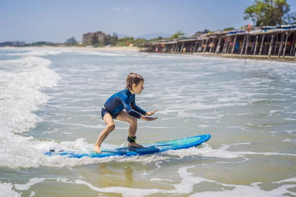 Egészséges fiatal fiú a tenger, vagy óceán surf tanulás — Stock Fotó