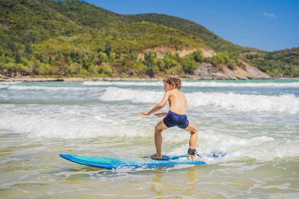건강 한 젊은 소년 바다 또는 바다에서 서핑 배우기 — 스톡 사진