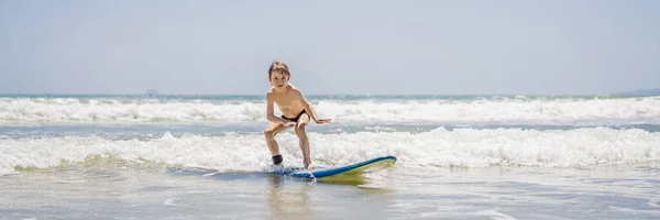 Friska ung pojke lära sig att surfa i havet eller havet Banner, Long Format — Stockfoto