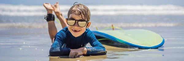 Jonge surfer, gelukkige jonge jongen aan het strand met surfplank Banner, Long Format — Stockfoto
