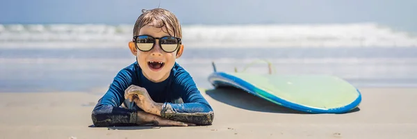 Jonge surfer, gelukkige jonge jongen aan het strand met surfplank Banner, Long Format — Stockfoto