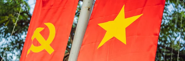 赤、鎌、ハンマーと星の共産主義のバッジ。ユーザー、ベトナム、中国バナー、ロングフォーマット — ストック写真