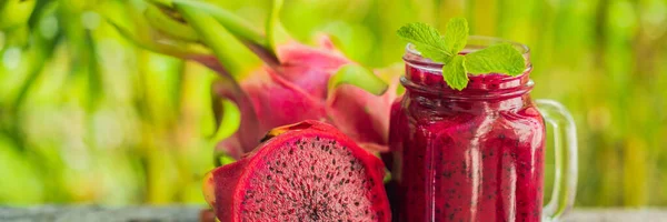 Dragon fruit smoothie op een houten achtergrond Banner, Long Format — Stockfoto