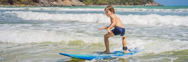 Здоровий молодий хлопчик вчить серфінгу в морі або океані BANNER, LONG FORMAT — стокове фото