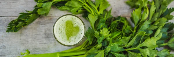 Succo di sedano, Bevanda sana, mazzetto di sedano su fondo di legno BANNER, FORMATO LUNGO — Foto Stock