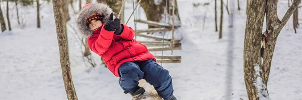 Boldog gyermek fiú élvezi az aktivitást egy hegymászó kaland parkban egy téli napon Banner, Long Format — Stock Fotó