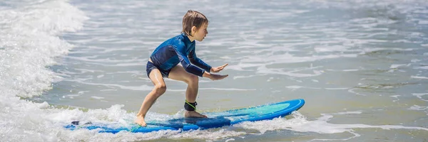 Sağlıklı genç çocuk denizde ya da okyanusta sörf yapmayı öğreniyor Banner, Long Format — Stok fotoğraf
