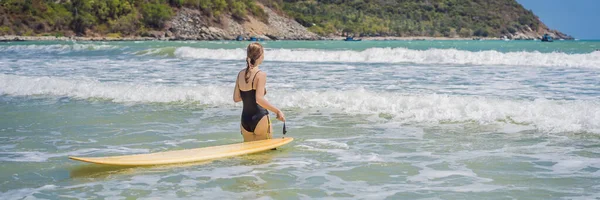 Banner, Long Format Krásná mladá žena na koni vlna. Sportovní surfařka surfující na pozadí modré oblohy, mraků a průhledných vln. Venkovní aktivní — Stock fotografie