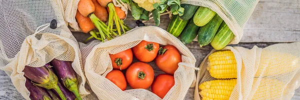 Verschillende groenten in herbruikbare zakken op houten ondergrond. Geen afval concept Banner, Long Format — Stockfoto