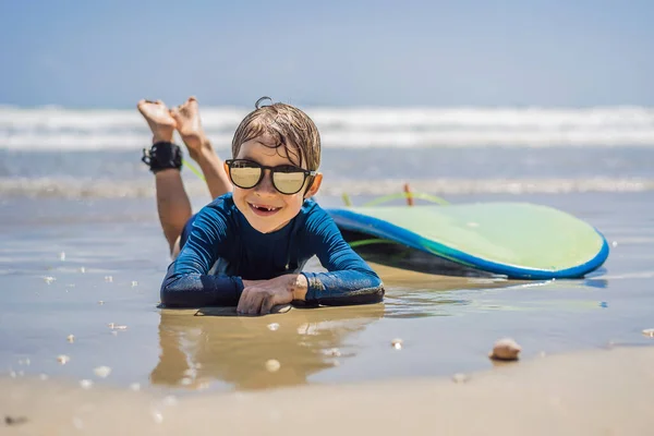 Giovane surfista, felice giovane ragazzo in spiaggia con tavola da surf — Foto Stock