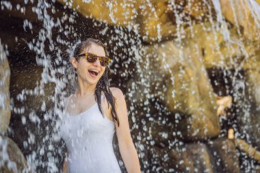 Suyun altında neşeli bir kadın, havuz, spa, kaplıca, kaplıca