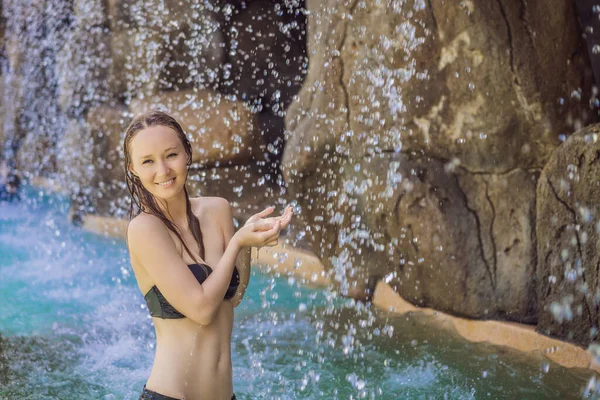Fiatal örömteli nő a víz alatt patak, medence, nappali spa, hőforrások — Stock Fotó