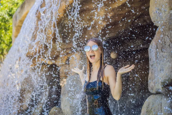 흐르는 물 밑에서 기쁨에 넘쳐 있는 젊은 여자, 수영장, 온천, 온천 — 스톡 사진