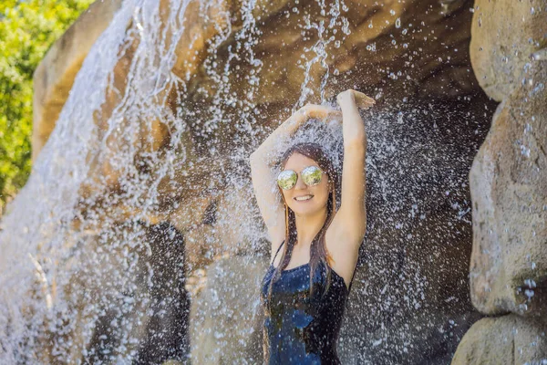 Jeune femme joyeuse sous le ruisseau, piscine, spa de jour, sources chaudes — Photo