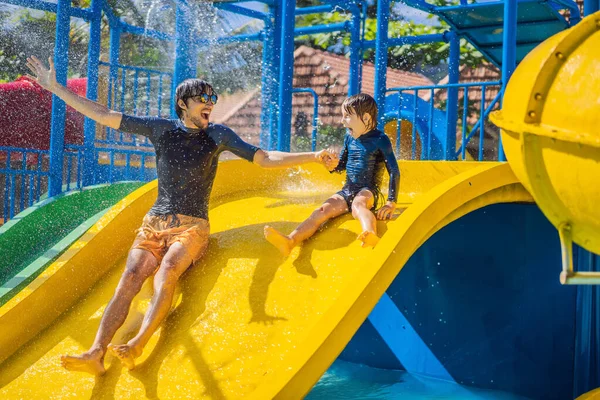 Père et fils sur un toboggan dans le parc aquatique — Photo