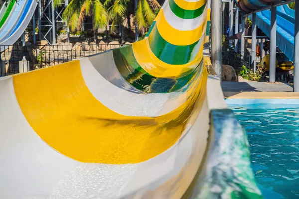 Corrediças de água coloridas no parque aquático — Fotografia de Stock