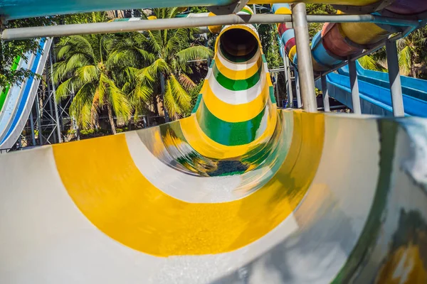 Coloridos toboganes acuáticos en el parque acuático —  Fotos de Stock