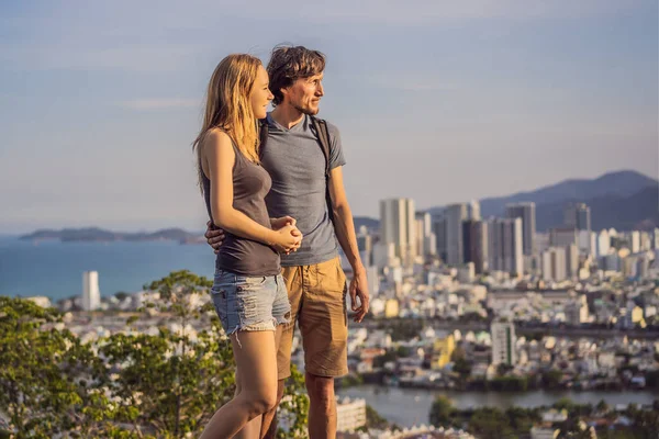 Buone coppie di turisti sullo sfondo della città di Nha Trang. Viaggio in Vietnam Concetto — Foto Stock