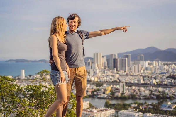 Buone coppie di turisti sullo sfondo della città di Nha Trang. Viaggio in Vietnam Concetto — Foto Stock