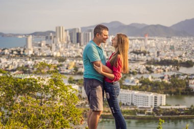 Nha Trang şehrinin arka planında mutlu bir çift turist. Vietnam 'a Seyahat Kavramı