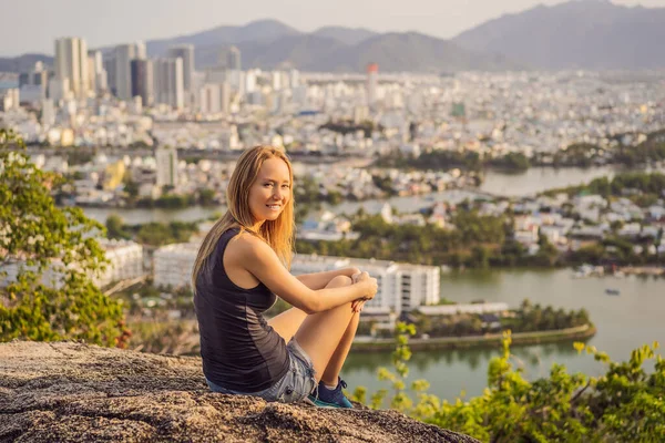 Vrouw toerist op de achtergrond van Nha Trang stad. Reis naar Vietnam Concept — Stockfoto