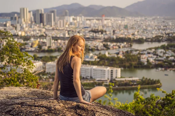 Vrouw toerist op de achtergrond van Nha Trang stad. Reis naar Vietnam Concept — Stockfoto
