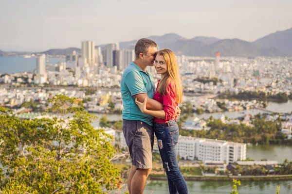 Feliz casal de turistas no fundo da cidade de Nha Trang. Viajar para o Vietnã Conceito — Fotografia de Stock