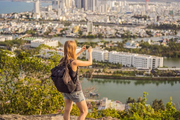 Nha Trang şehrinin arka planındaki kadın turist. Vietnam 'a Seyahat Kavramı — Stok fotoğraf