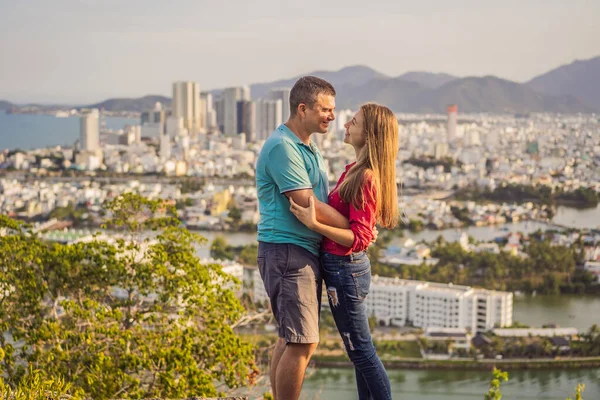 Feliz casal de turistas no fundo da cidade de Nha Trang. Viajar para o Vietnã Conceito — Fotografia de Stock