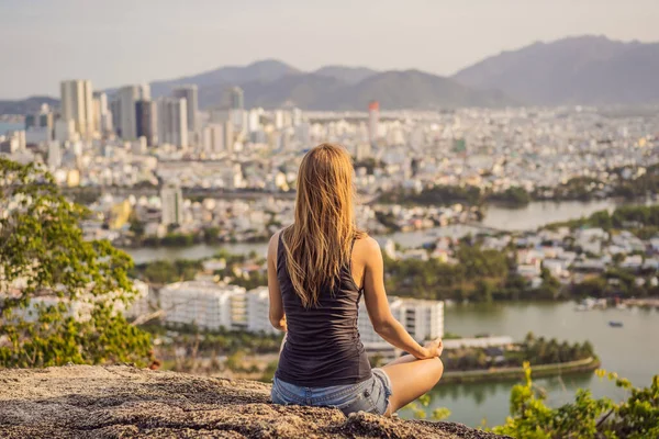 女性瞑想と作りヨガ屋外で都市の背景 — ストック写真